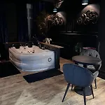Picasso Balneo Et Privatif, Ambiance Arty Chic Love hotel *