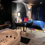 Love hotel Picasso Balneo Et Privatif, Ambiance Arty Chic *