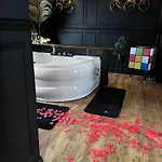 Love hotel Picasso Balneo Et Privatif, Ambiance Arty Chic