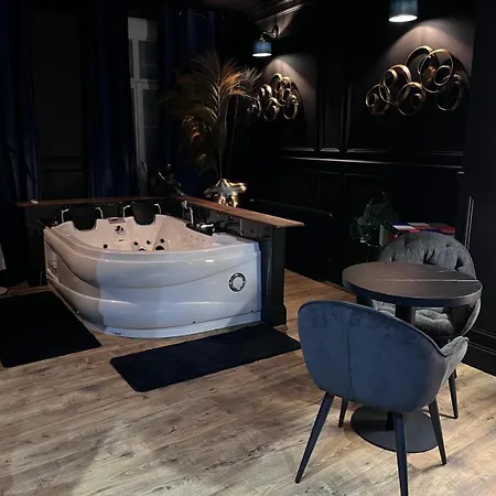 Picasso Balneo Et Privatif, Ambiance Arty Chic Love hotel *