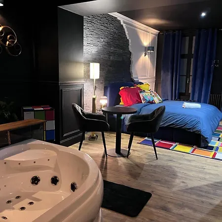 Love hotel Picasso Balneo Et Privatif, Ambiance Arty Chic *